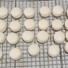 Load image into Gallery viewer, Sweet Vanilla Macaron Wax Melts are wax melts taken to the next level. Smell just like you spent all day baking and they are definitely a conversation starter. 
